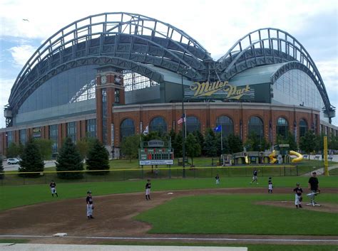 milwaukee brewers baseball stadium